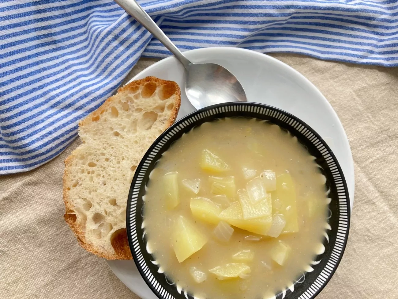 Baravykų sriuba su bulvėmis ir svogūnais