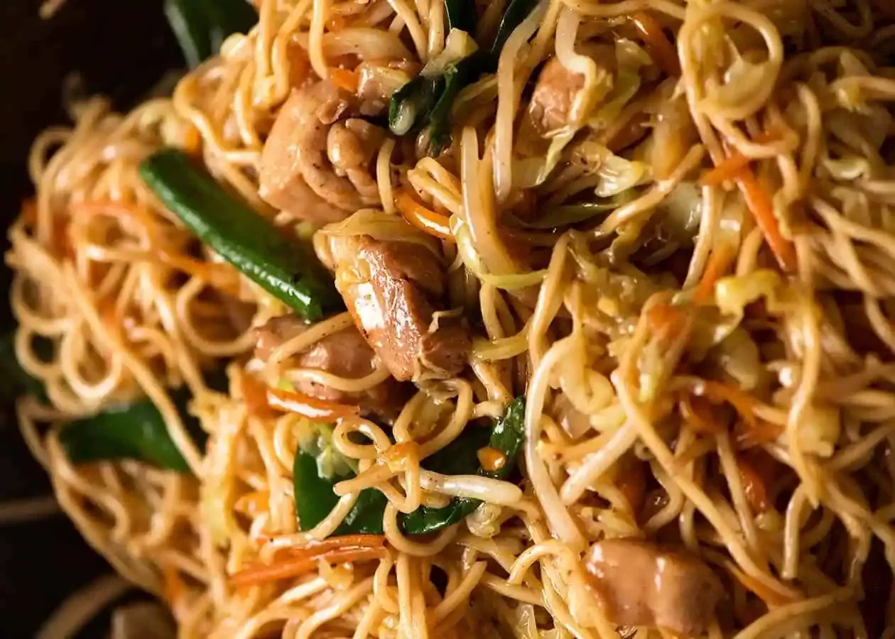 Vištienos Chow mein - kiaušininiai makaronai su vištiena ir daržovėmis