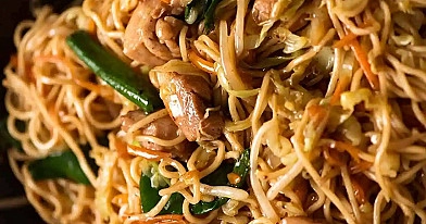 Vištienos Chow mein - kiaušininiai makaronai su vištiena ir daržovėmis