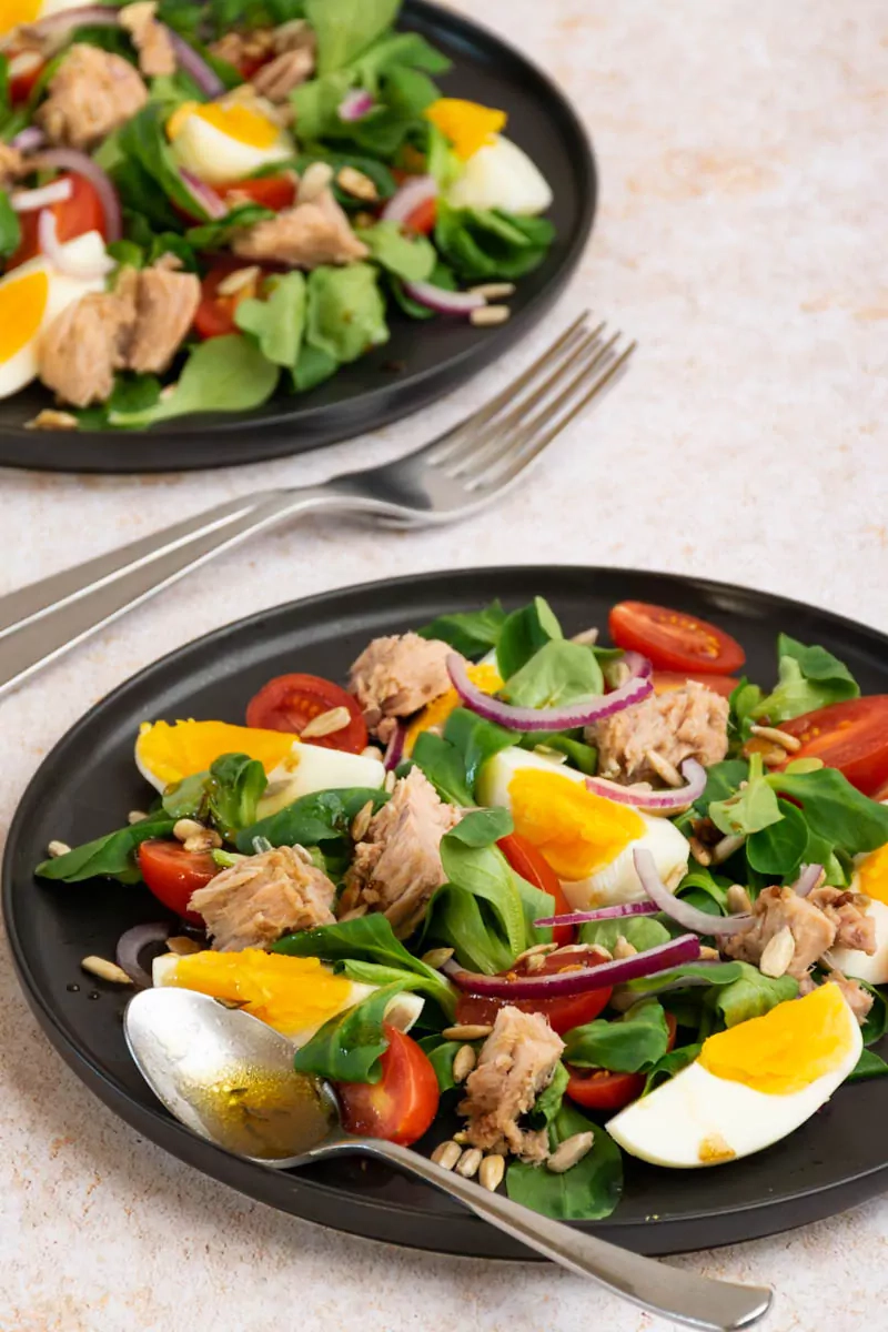 Salotos su tunu, pekino kopūstais, avokadais, slyviniais pomidorais ir kiaušiniais