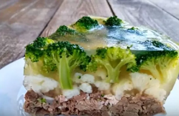 Užpiltinis mėsos tortas su daržovėmis, gaunasi nerealiai skanus ir labai gražus