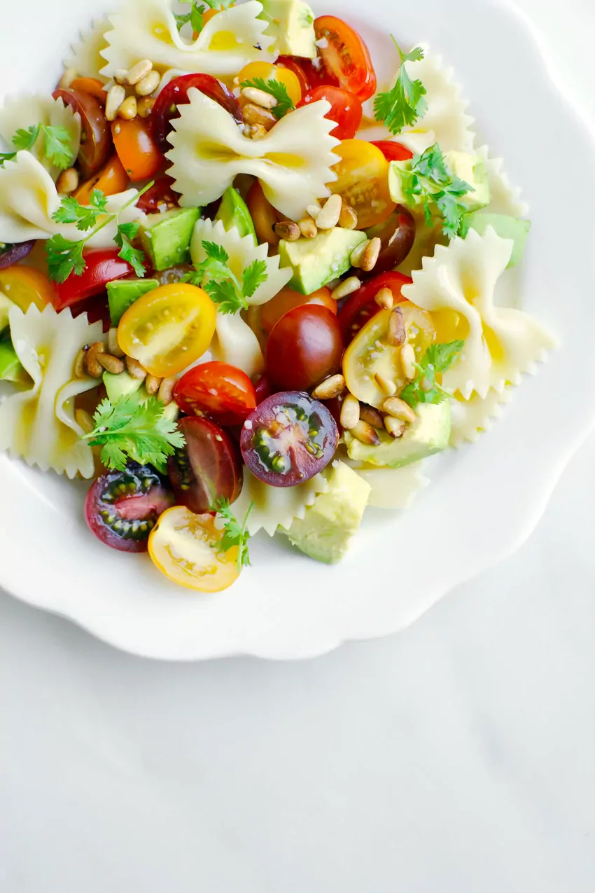 Makaronų salotos su avokadu ir vyšniniais pomidorais