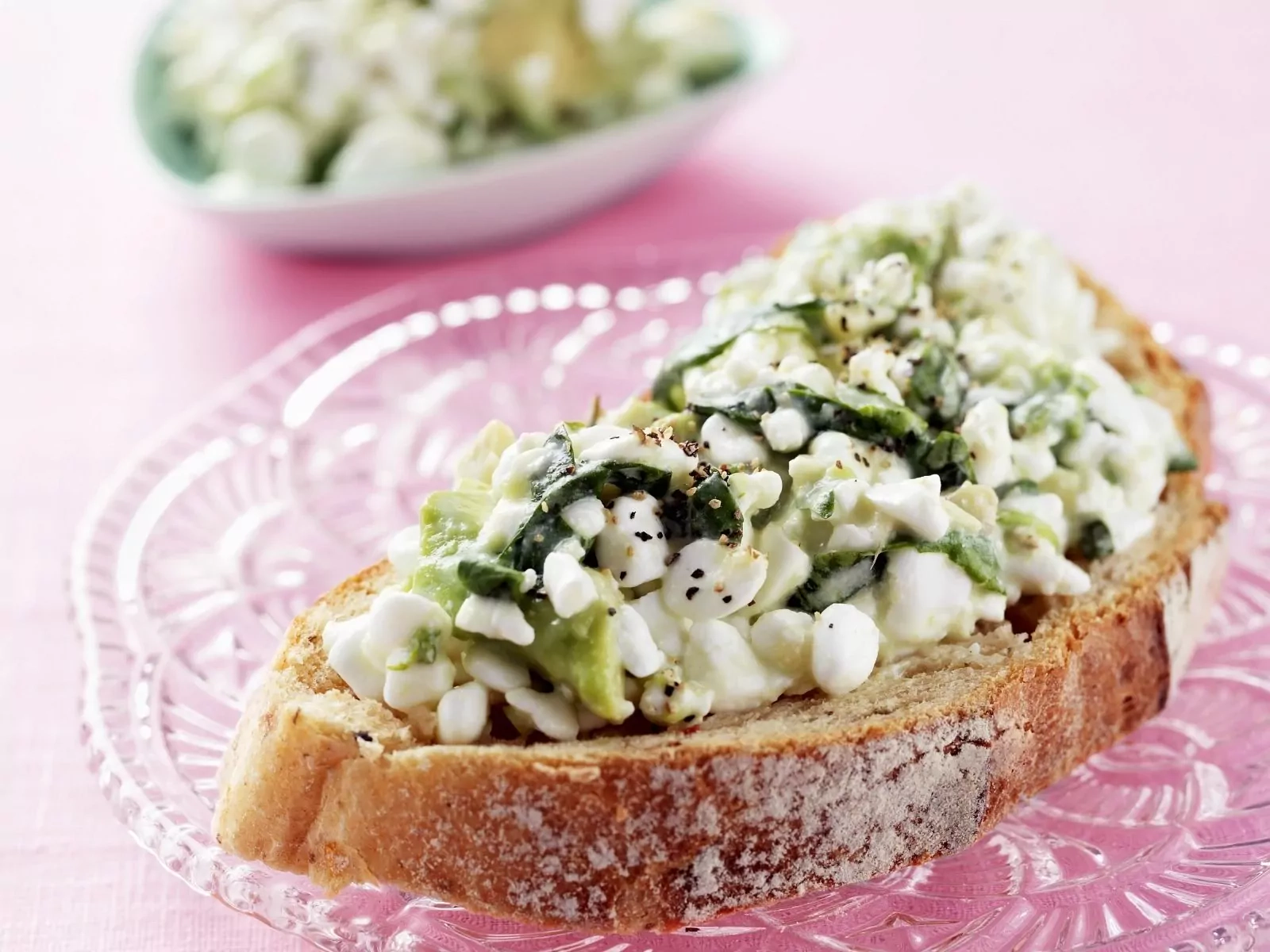 Grūdėta varškė su avokadu ir agurku