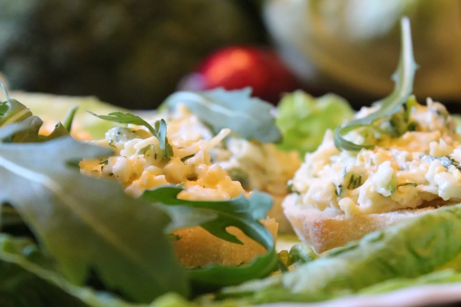 Pikantiškas varškės kremas - užtepėlė su sūriu, marinuotais agurkėliais ir majonezu