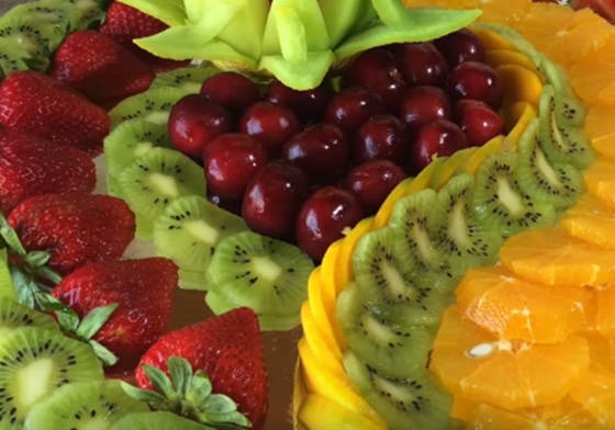 Kaip gražiai patiekti vaisius vaišių stalui (video)