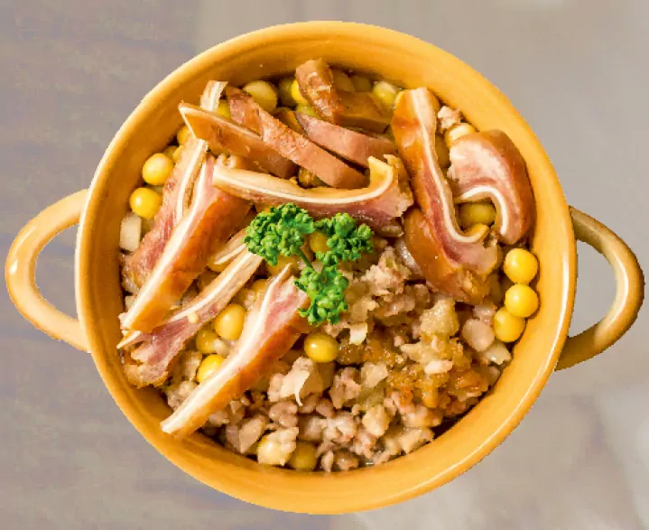 Virti žirniai su rūkytomis ausytėmis ir šonine