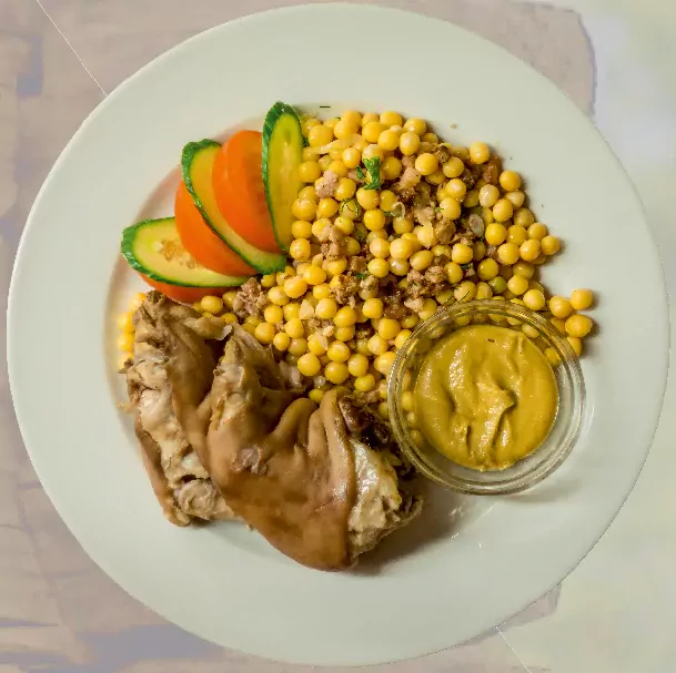 Virtos kiaulių kojos ir žirniai su spirgučiais