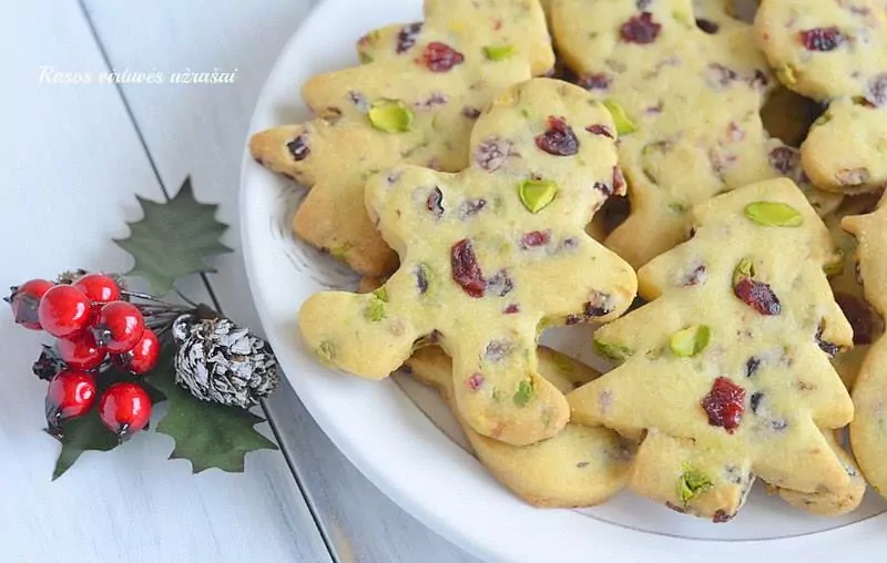 Sviestiniai sausainiai su spanguolėmis ir pistacijomis Kalėdoms (kepami be kiaušinio)