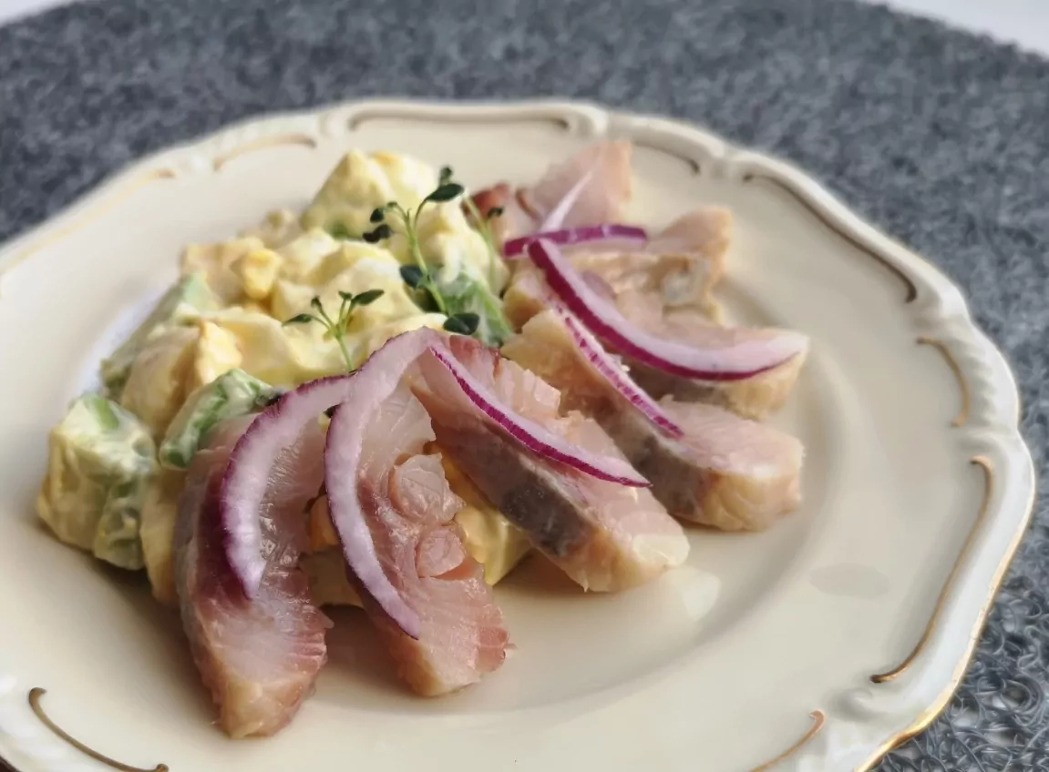 Pasakiška silkė su bananu, avokadu ir virtu kiaušiniu