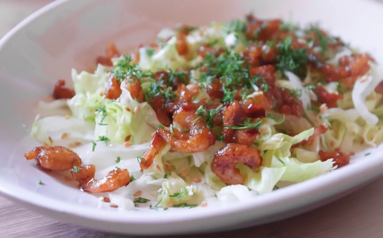 Aštrios krevetės su salotomis