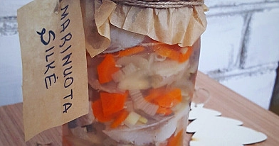 Marinuota silkė su morkomis ir svogūnais