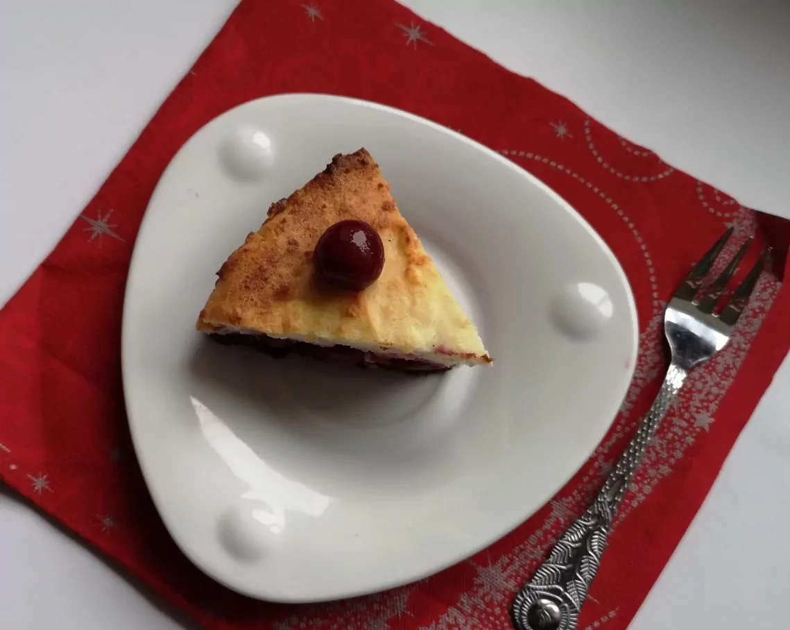 Šokoladinis šaldytų vyšnių pyragas su varške