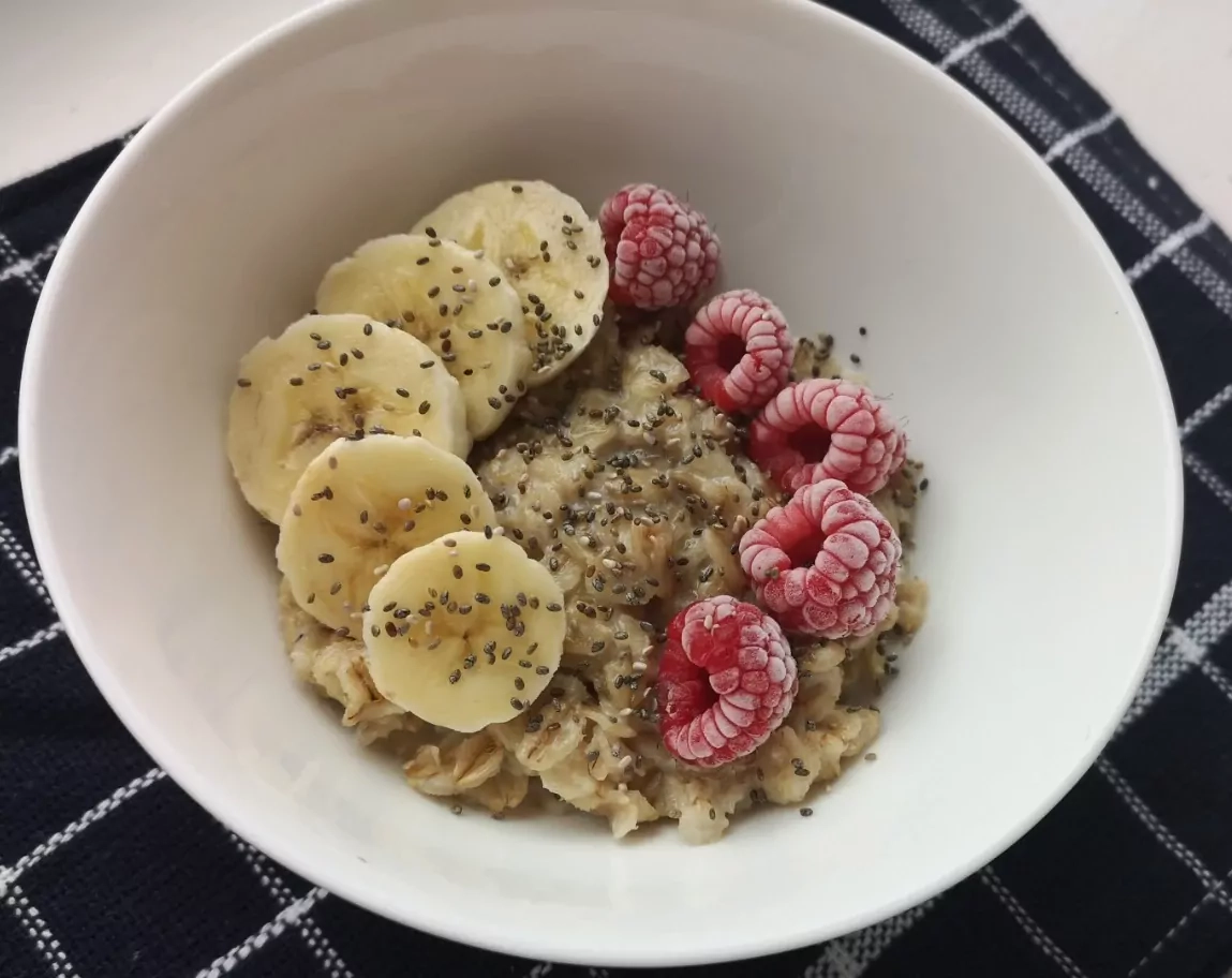 Energijos užtaisas: Avižinių dribsnių košė su bananu, avietėmis ir chia