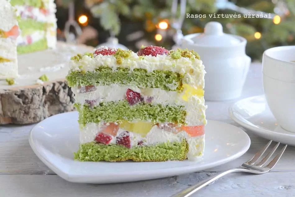 Špinatų tortas "Smaragdo aksomas" su želė ir kremu ("Emerdald velvet cake")