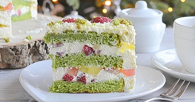 Špinatų tortas "Smaragdo aksomas" su želė ir kremu ("Emerdald velvet cake")