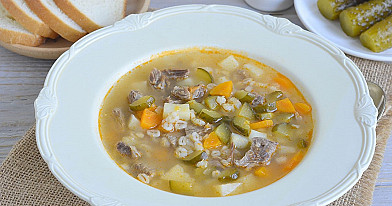Agurkinė sriuba su perlinėmis kruopomis ir mėsa