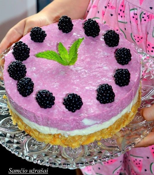 Nekeptas gervuogių tortas
