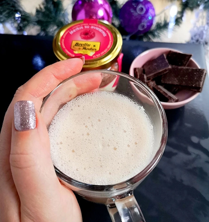 Šildanti Kalėdų Senelio chai latte