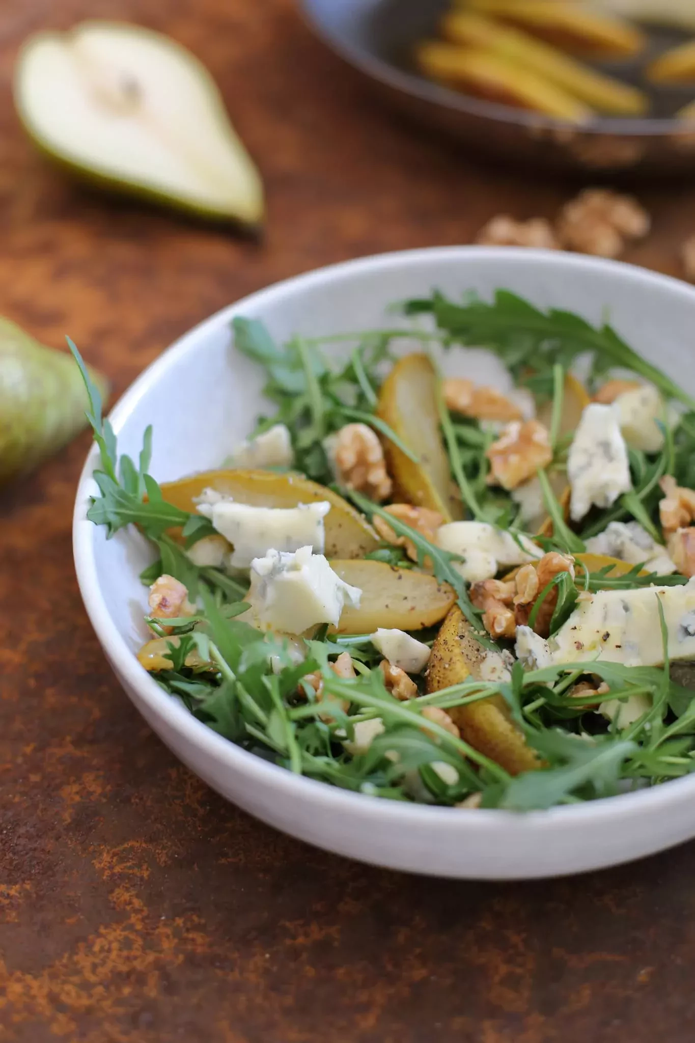 Salotos su karamelizuotos kriaušėmis su feta sūriu