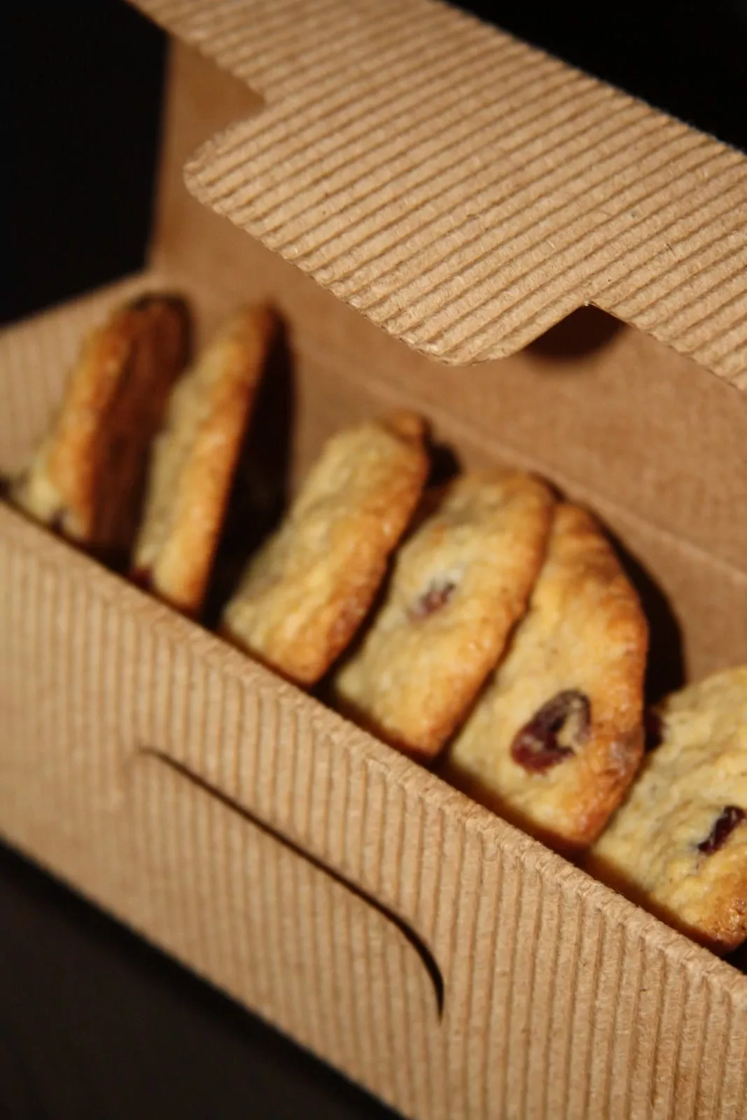 Avižiniai sausainiai su baltuoju šokoladu ir džiovintomis spanguolėmis