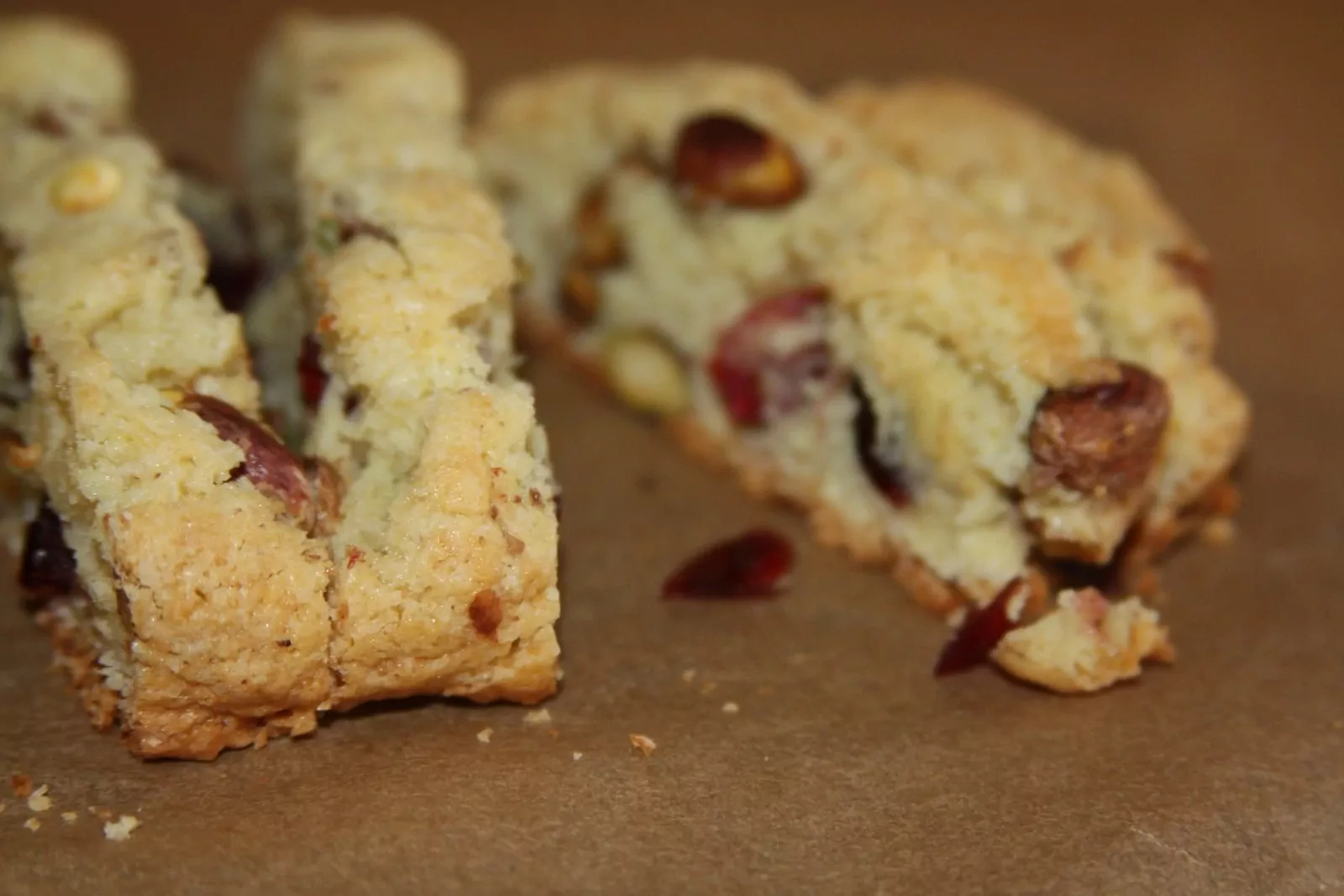 Biscotti su pistacijomis ir džiovintomis spanguolėmis