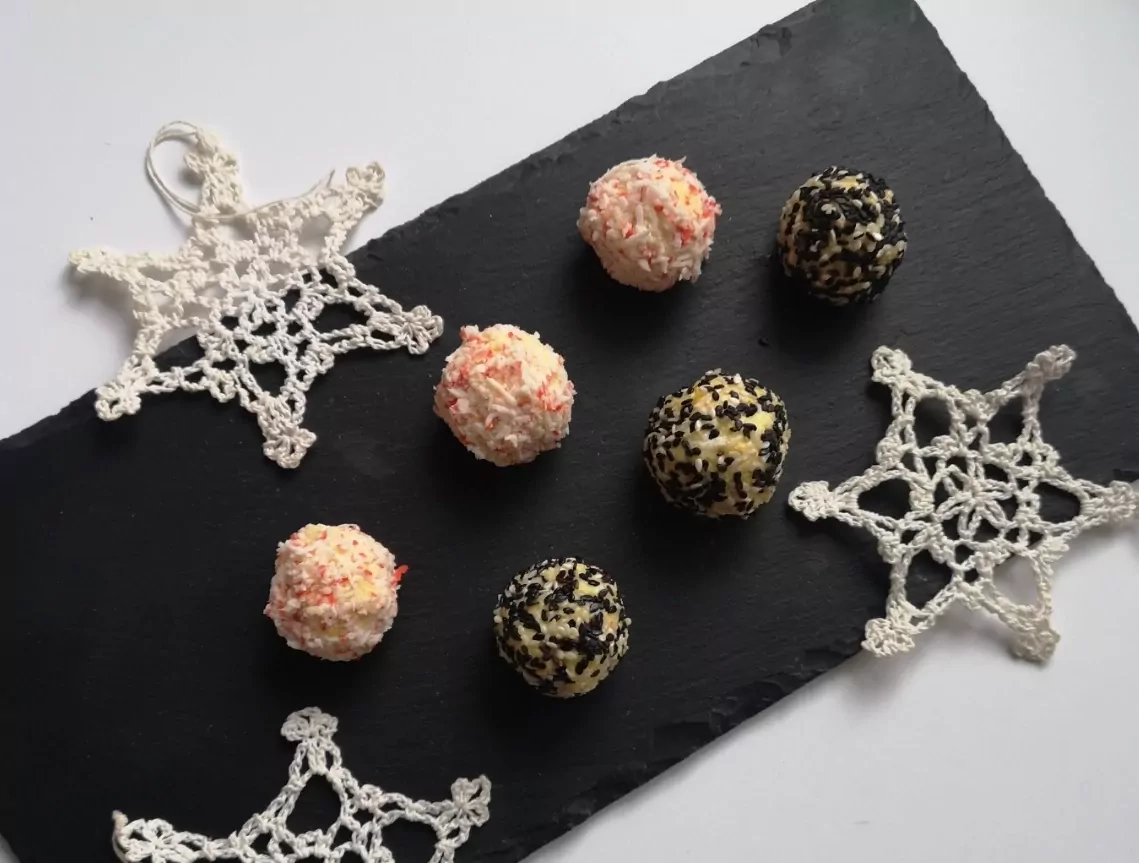 Užkandžių rutuliukai su lašiša ir krabų lazdelėmis