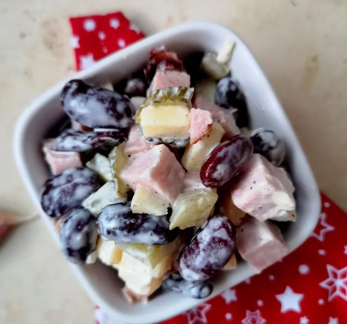 "Žieminės" pupelių salotos-mišrainė su kumpeliu, sūriu ir marinuotais agurkais