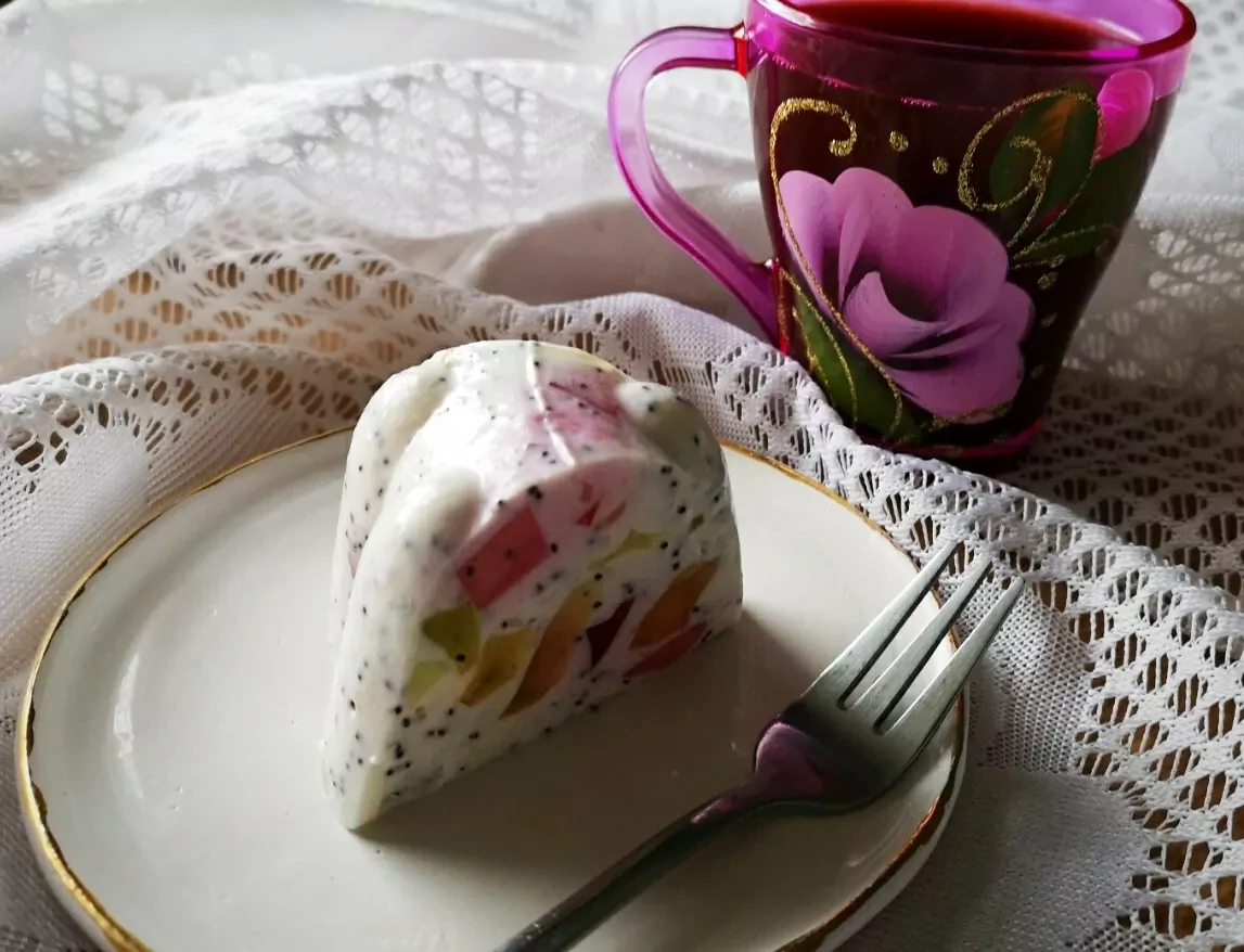 Gaivus nekeptas kefyro desertas su želė ir aguonomis