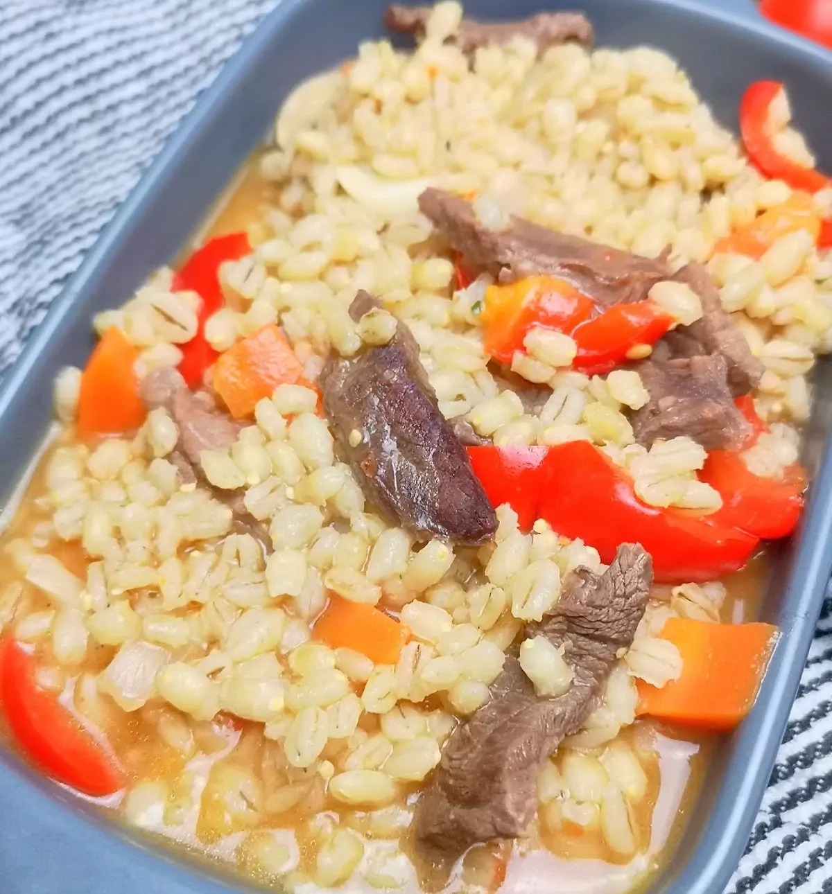 Jautienos troškinys su perlinėmis kruopomis, morkomis, pievagrybiais ir paprikomis