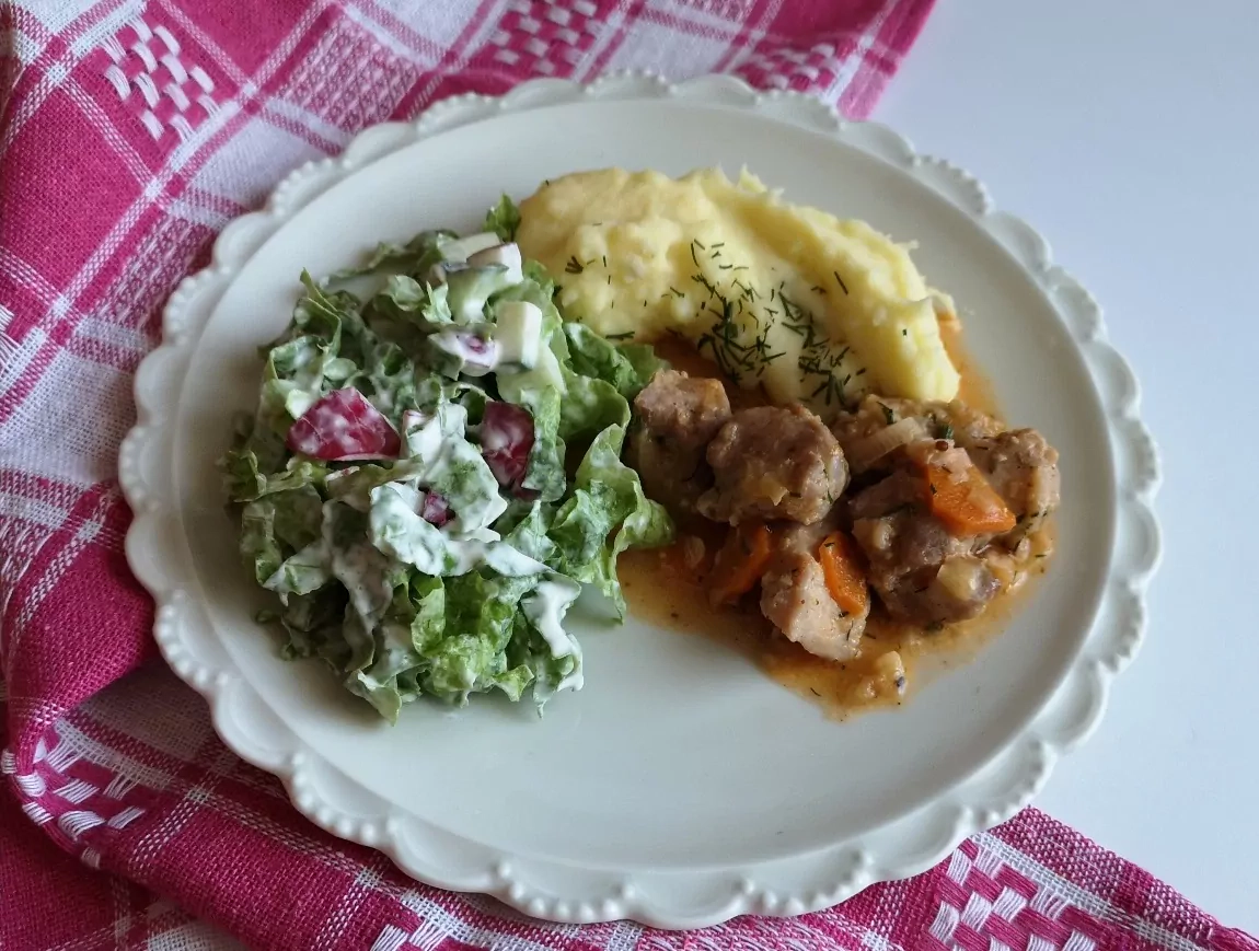 Kiaulienos guliašas su raugintu agurku ir morkomis