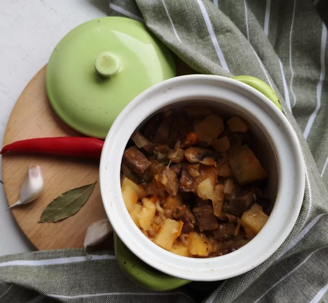 Jautienos kumpio troškinys su pievagrybiais čenachuose / čenakinėse