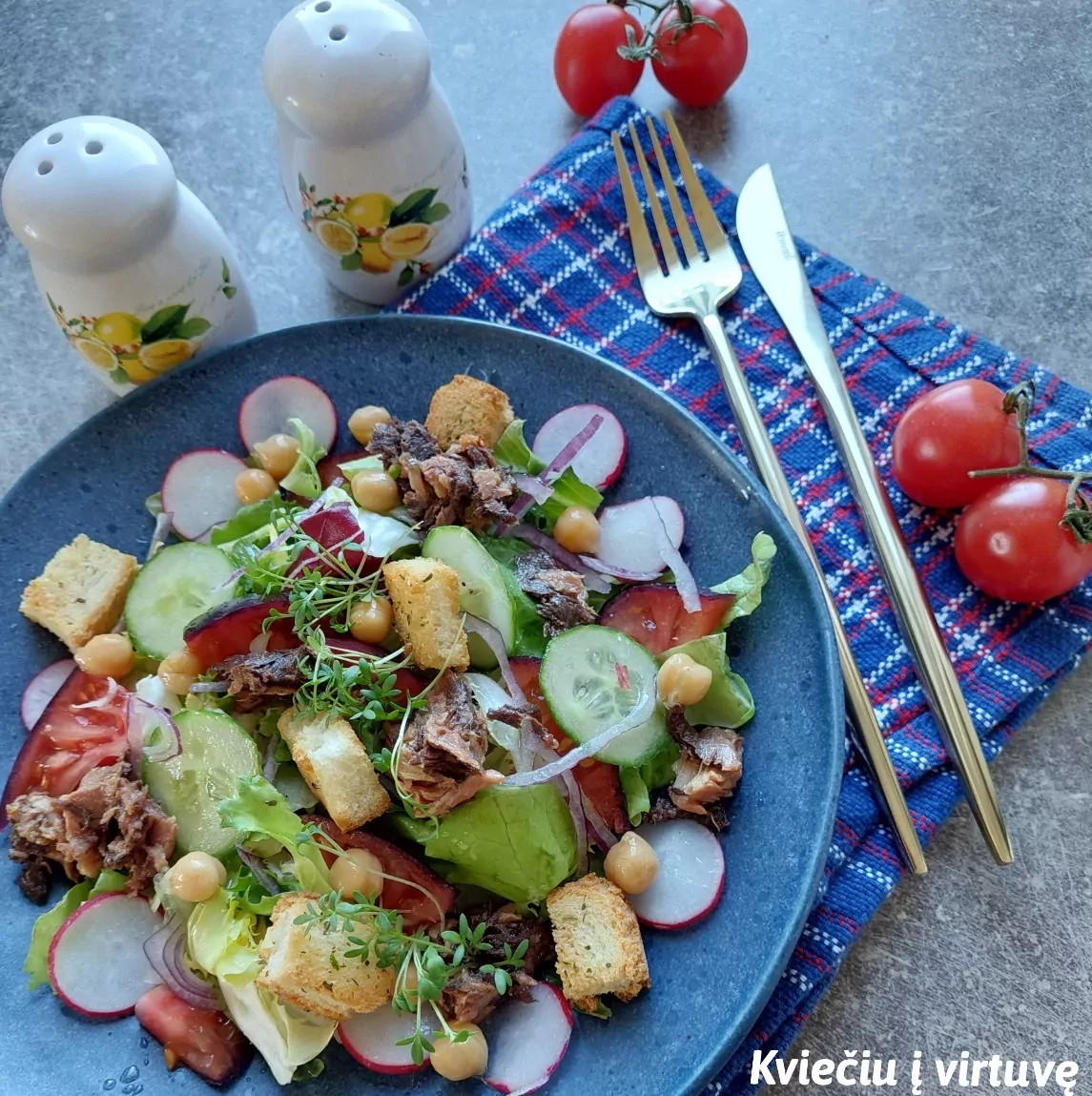 Salotos su tunu, ridikėliais ir avinžirniais