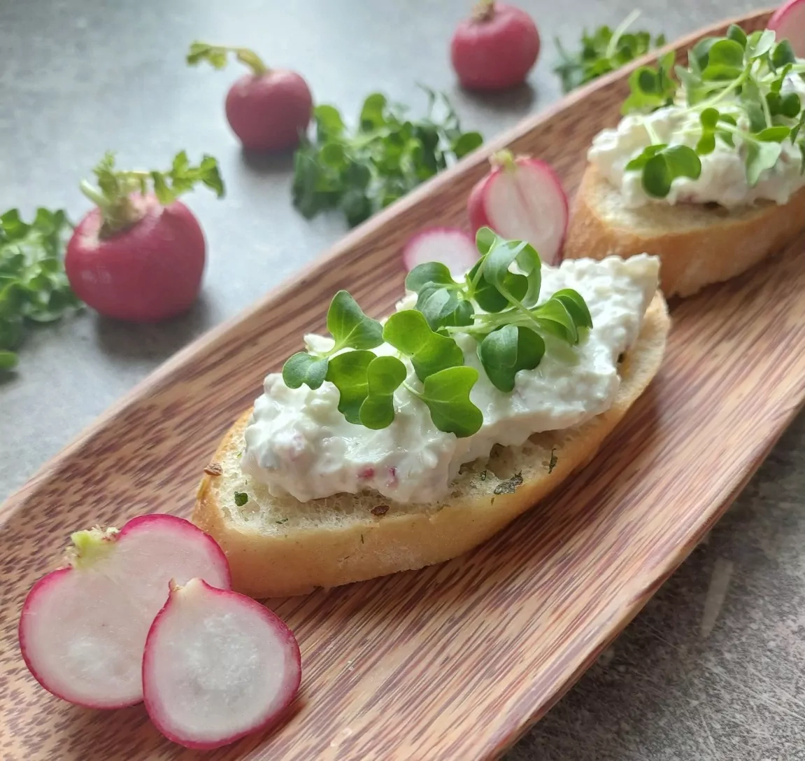 Lydyto sūrelio užtepėlė su ridikėliais ir kietuoju sūriu