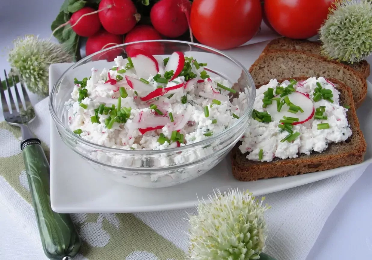 Lydyto sūrelio užtepėlė su ridikėliais ir kietuoju sūriu