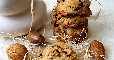 Trapūs sausainiai su šokoladu prie kavos ar arbatos