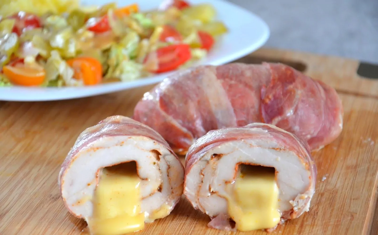 Vištienos suktinukai su kumpiu, įdaryti ricotta sūriu ir saulėje džiovintais pomidorais