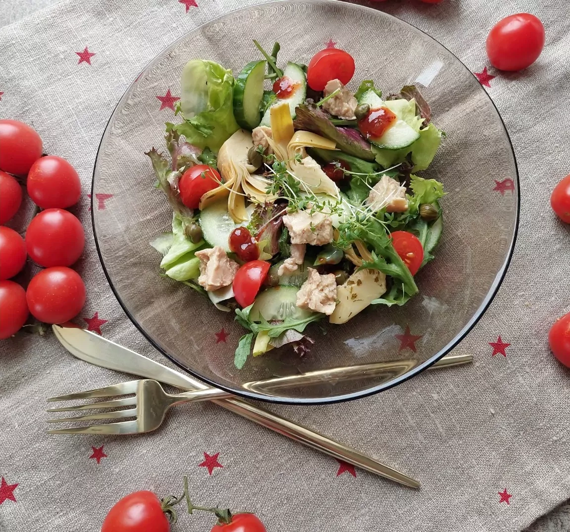 Salotos su menkių kepenėlėmis ir artišokais