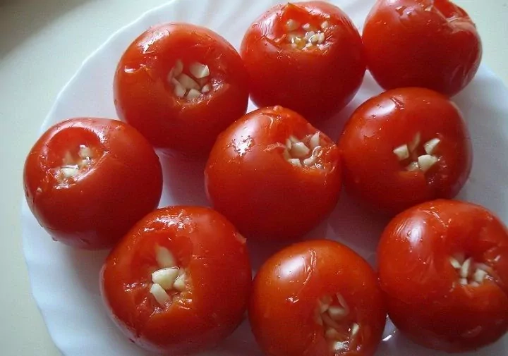 Česnakų prikimšti pomidorai