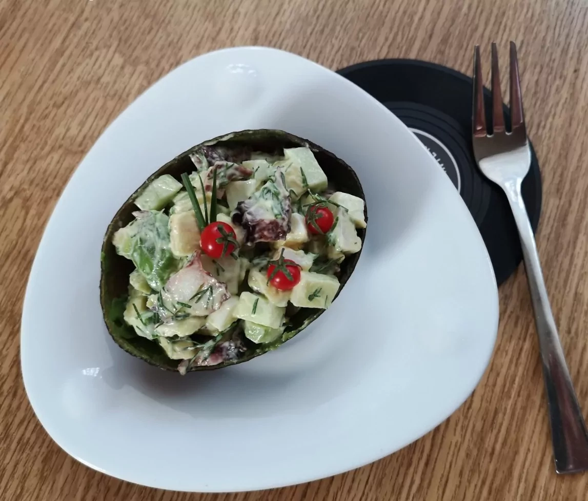 Rūkytų kalmarų salotos su agurkus ir kiaušiniu, avokado puselėse