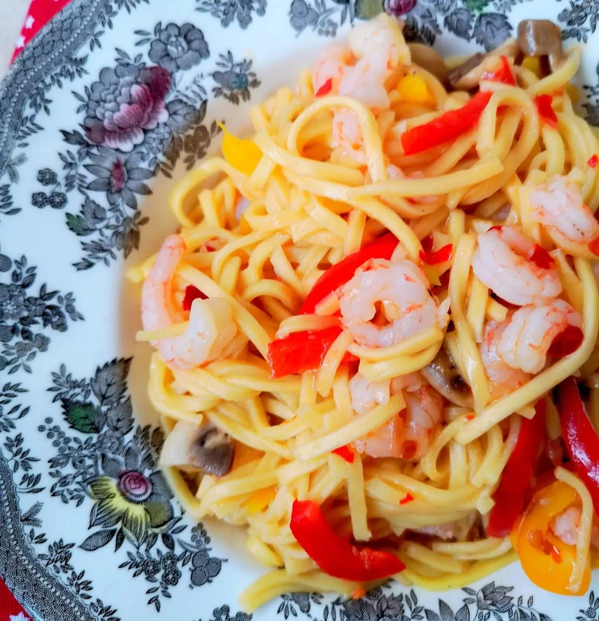 Azijietiški makaronai su krevetėmis, kokosų pienu ir pievagrybiais