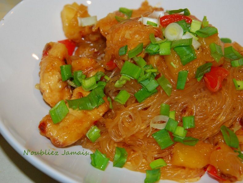Noodle makaronai su saldžiarūgšte vištiena