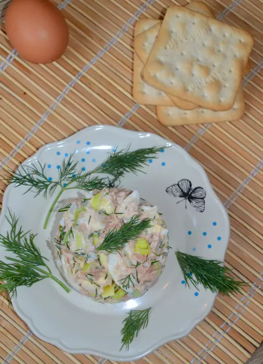 Kiaušinių, poro ir tuno mišrainė su majonezu
