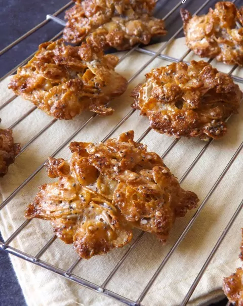 Kukurūzų dribsnių sausainiai su saldintu sutirštintu pienu, aguonomis, sezamo sėklomis ir saulėgrąžomis