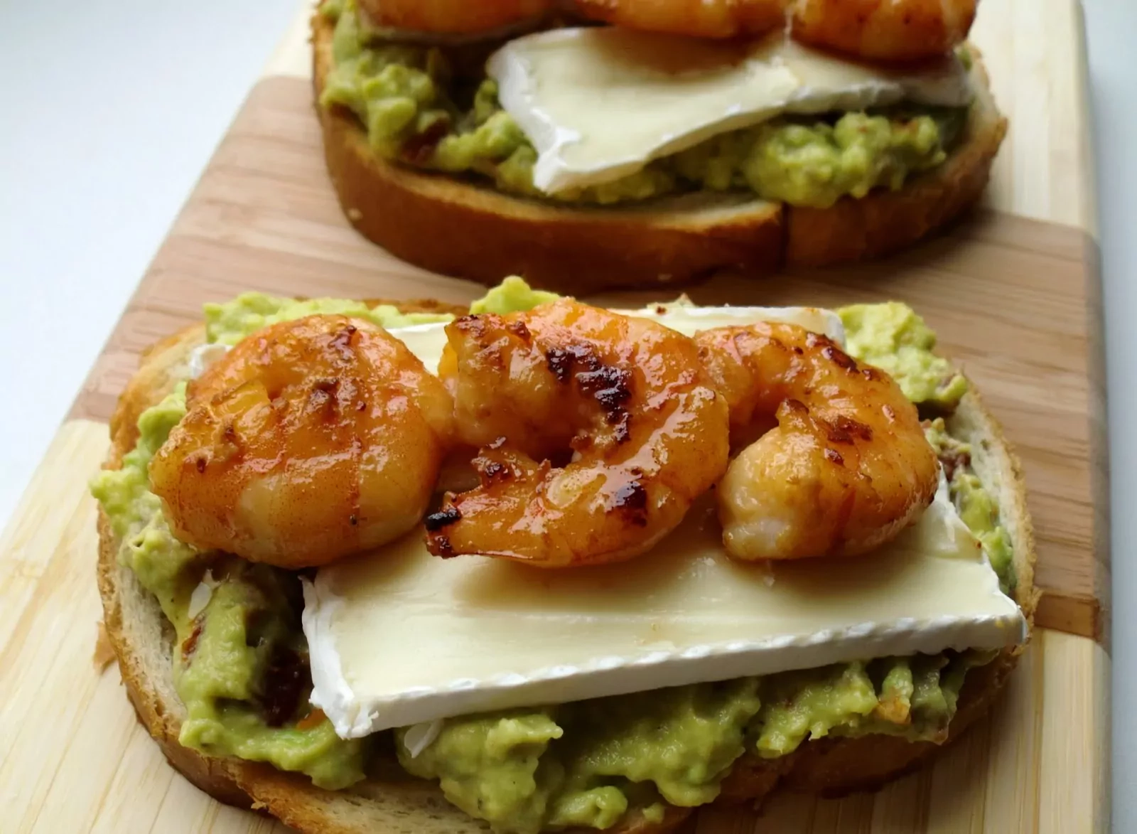 Sumuštinukai su krevetėmis, kamamberu bei kremine avokadų ir saulėje džiovintų pomidorų gvakamole