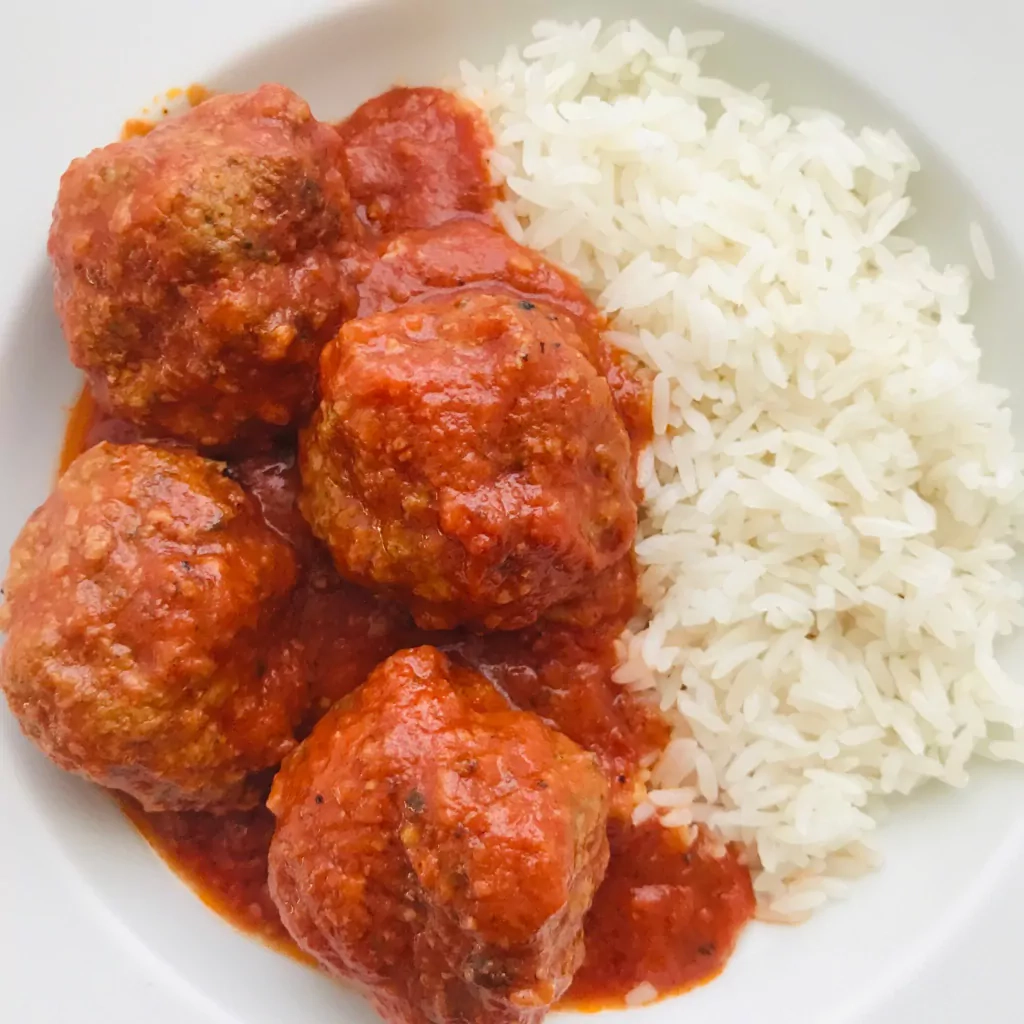 Kalakutienos ir ryžių kukuliai pomidorų padaže su grietinėle