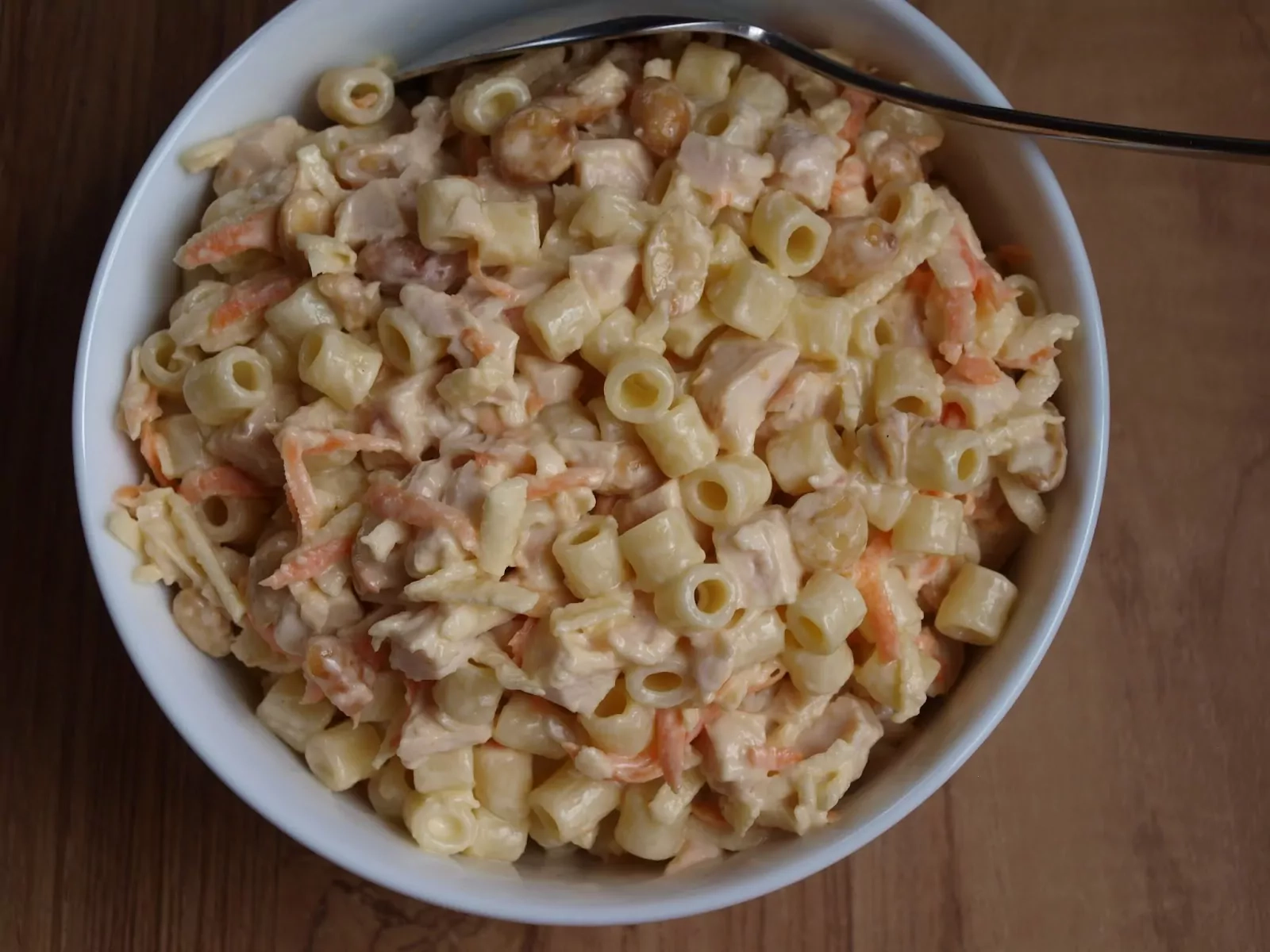 Rūkytos vištienos ir makaronų salotos - mišrainė