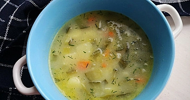 Skani ir paprasta agurkinė - raugintų agurkų sriuba su perlinėmis kruopomis