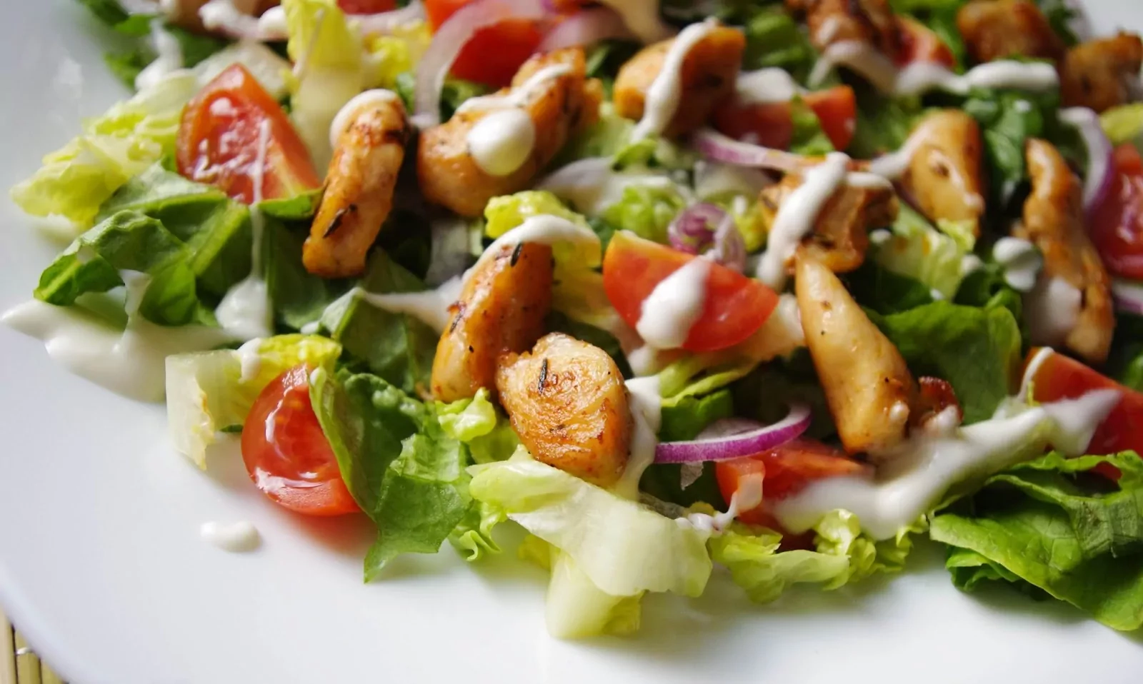 Keptos vištienos salotos su vyšniniais pomidorais ir raudonaisiais svogūnais