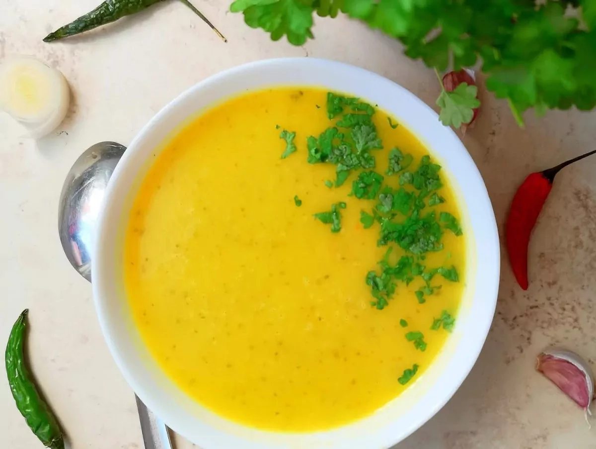 Veganiška trinta raugintų agurkų sriuba su bulvėmis, porais ir morkomis