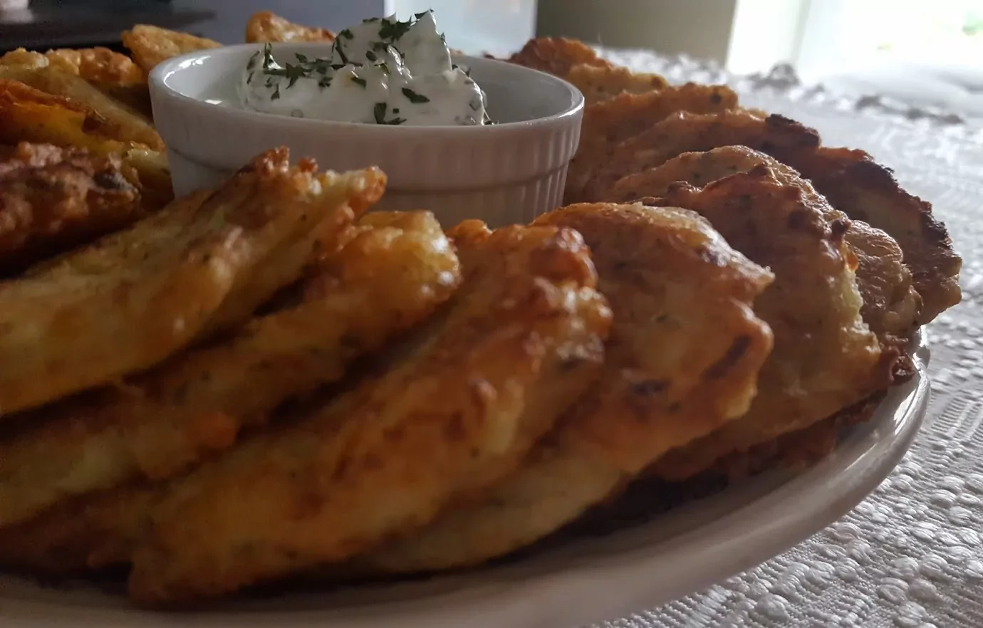 Mano mėgstamiausi cukinijų blynai su sūriu ir graikiško jogurto padažu